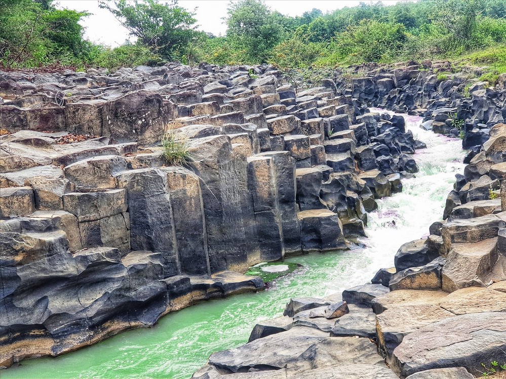 Visit ancient stone stream in Gia Lai